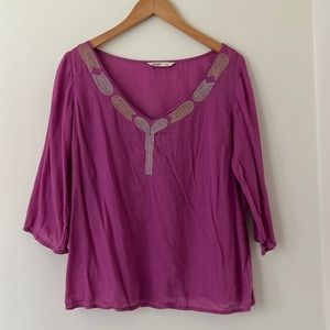 Embroidered v-neck 3/4 sleeve top